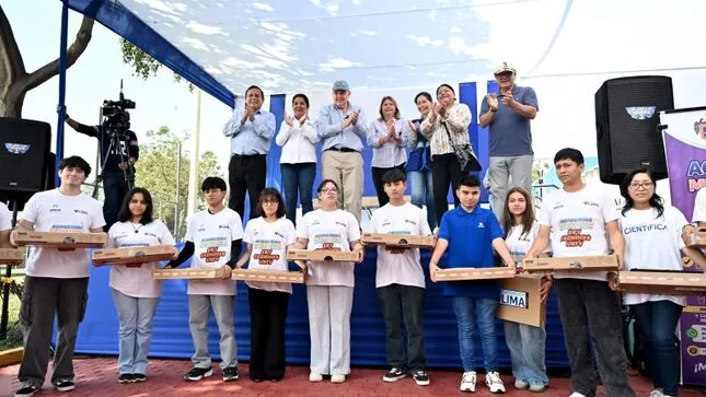 Entrega de laptops a estudiantes de la Academia Municipal